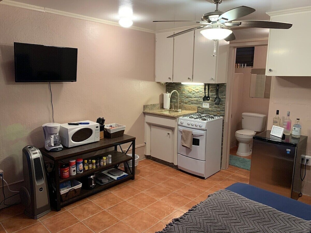 Studio Suite, 1 Queen Bed, Kitchenette, Mountain View photo 1
