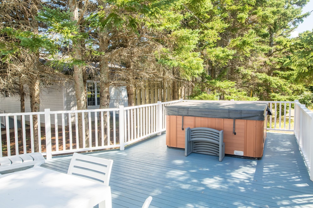 Deluxe Cottage, 2 Bedrooms, Non Smoking (2 Bed 2 Bath Cottage w/private HotTub) photo 2