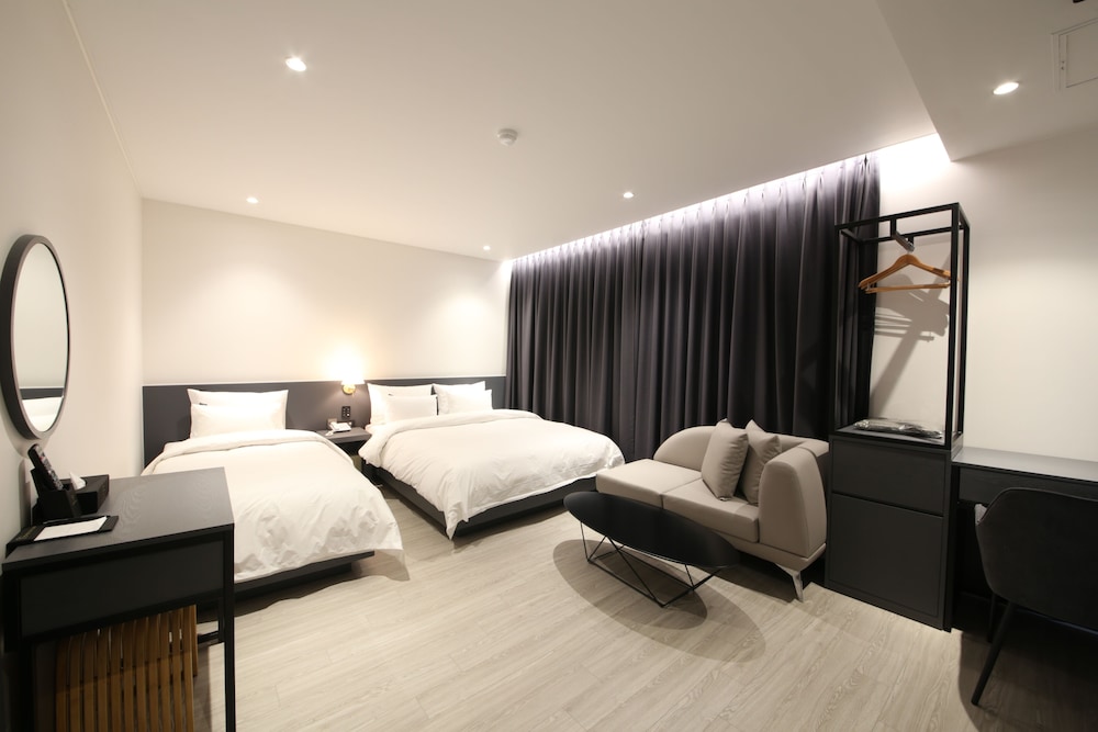 Basic Twin Room (No Breakfast on Sat&Sun) photo 2
