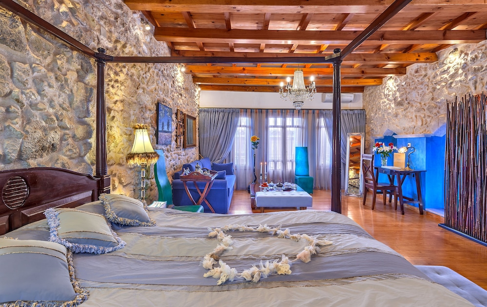 Executive Suite - Photo 19