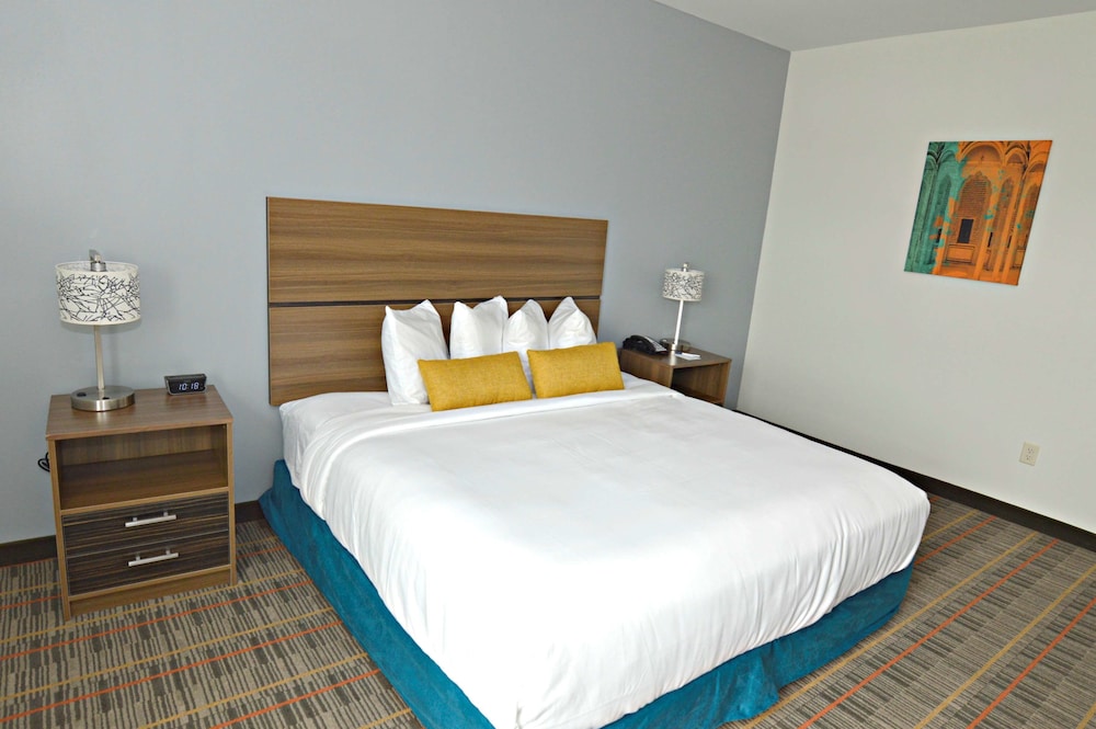 Suite, 1 King Bed, Accessible, Kitchenette (with Sofabed) - Photo 2