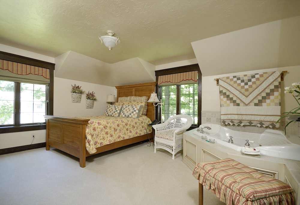 Deluxe Suite, 1 Queen Bed (The Meadow Suite) photo 1