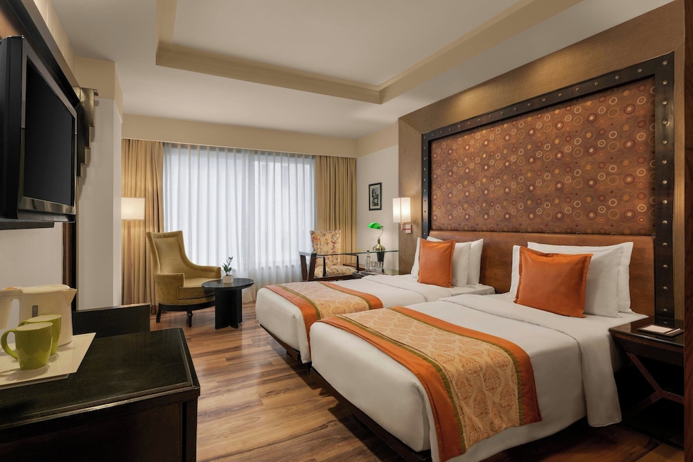 Room, 2 Twin Beds, City View