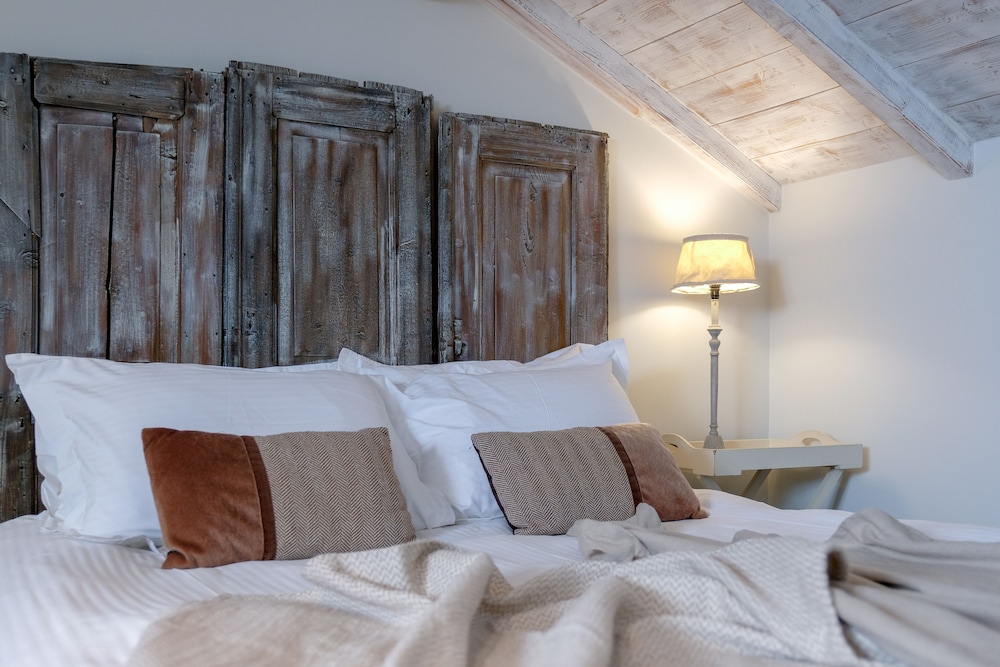 Deluxe Suite, Balcony - Attic (Adiandi Building, 3rd floor, stair access only) photo 2
