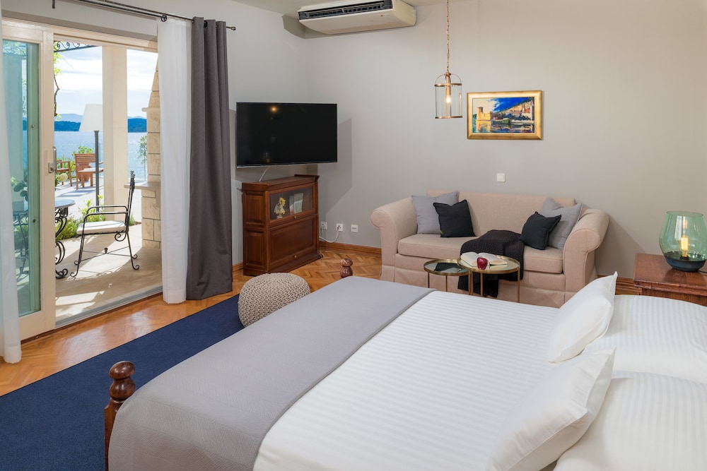Junior Studio Suite, Pool View