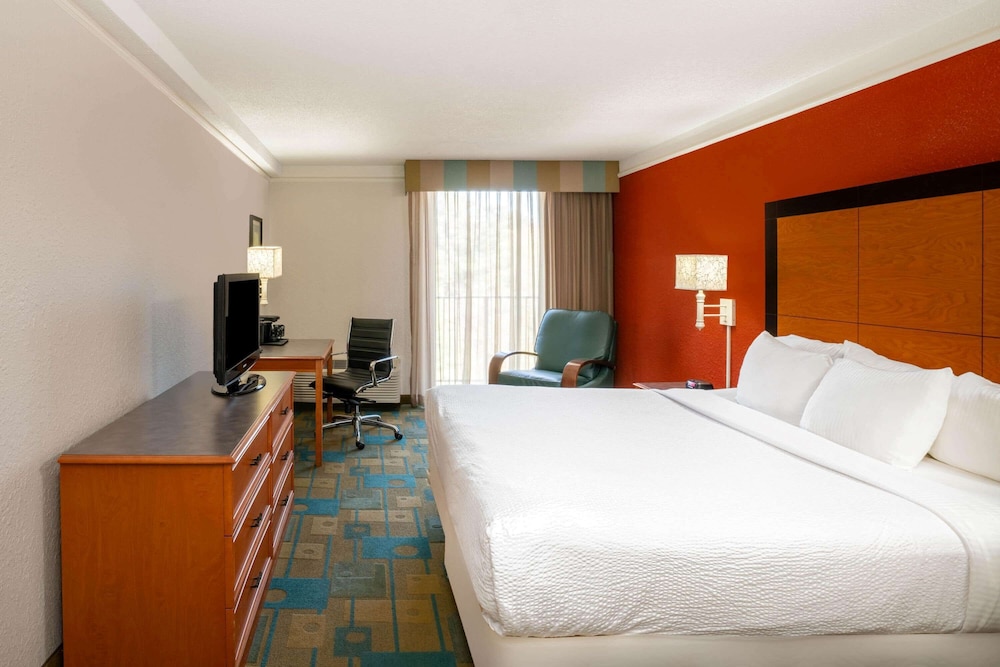 Suite, 1 Bedroom, Non Smoking (1 King Bed) photo 3