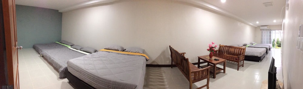 Room For 10 People With Two Bathrooms