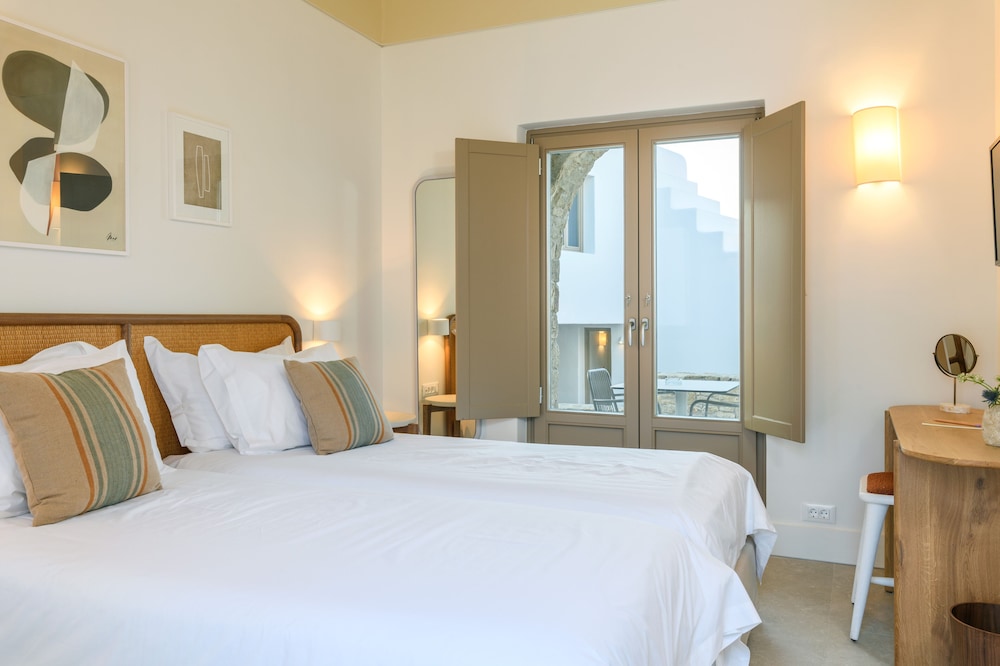 Standard Quadruple Room, 1 Bedroom, Pool View photo 2