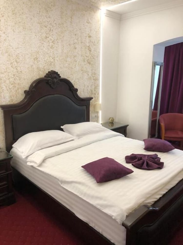 Queen Room photo 1