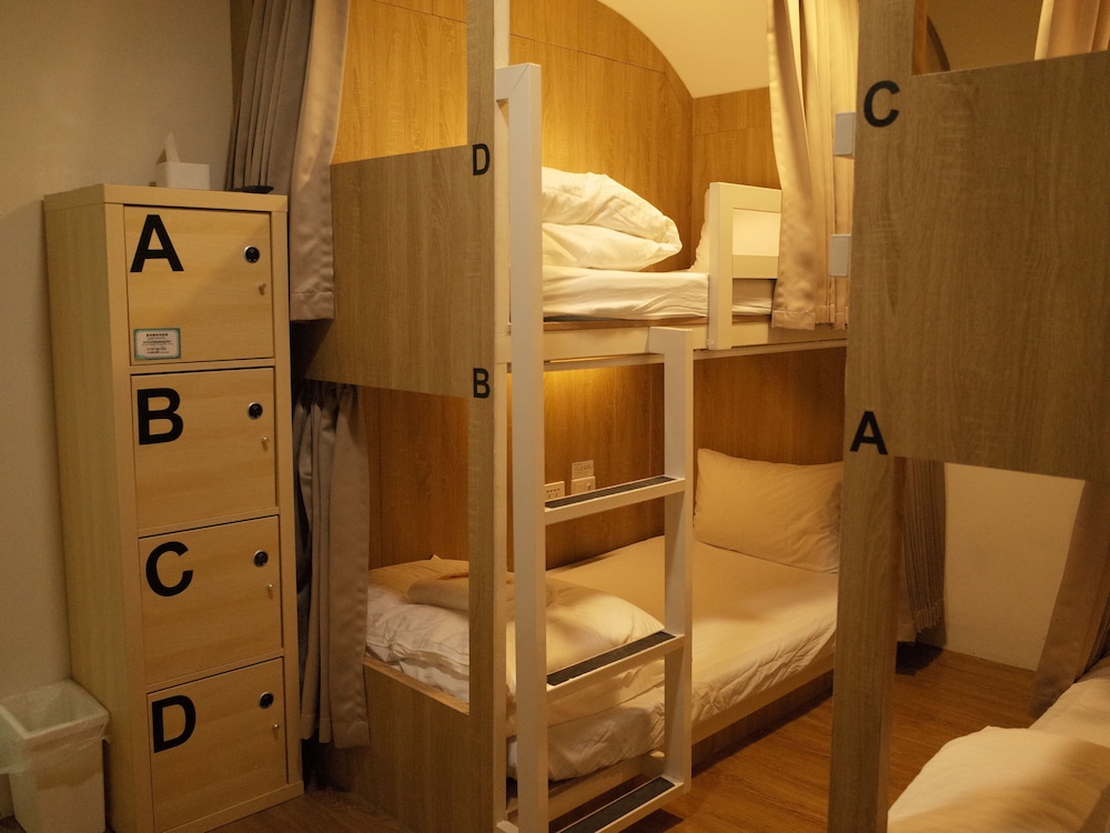Basic Quadruple Room, 1 Bedroom, Private Bathroom, Girls Only photo 3