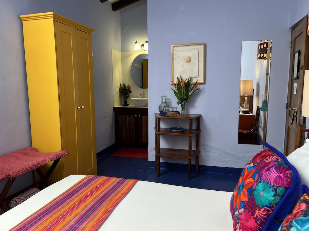 Dusk & Dawn. Main House Room photo 2