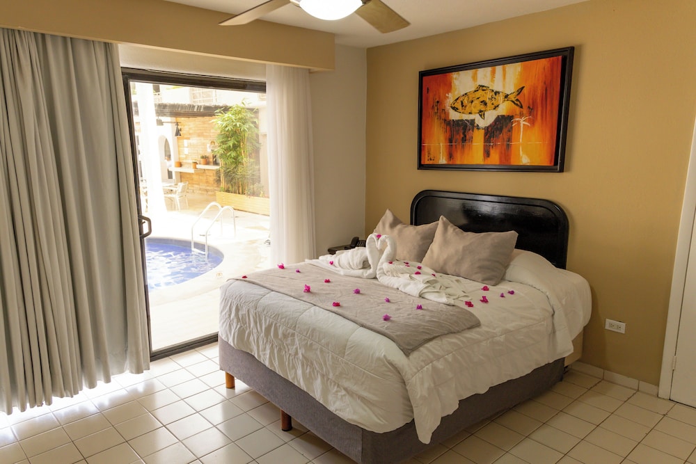 Deluxe Suite, 2 Queen Beds, Ground Floor - Photo 7