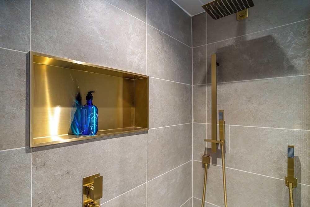Suite - Photo 3