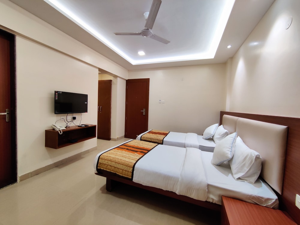 Deluxe Twin Room with Balcony - Photo 25