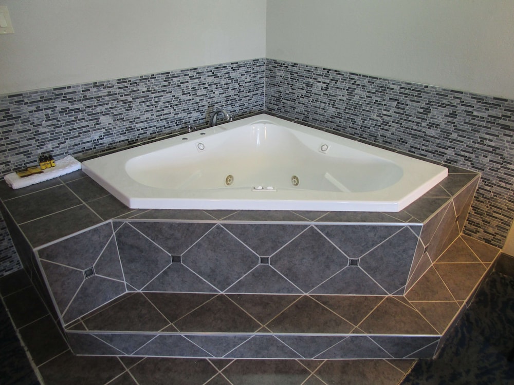 Suite, 1 King Bed, Non Smoking, Jetted Tub (with Sofabed) - Photo 3