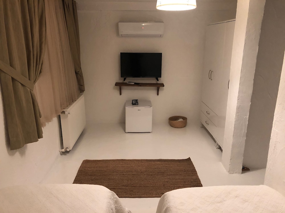 Economy Twin Room, 2 Twin Beds, No Windows, Ground Floor photo 2