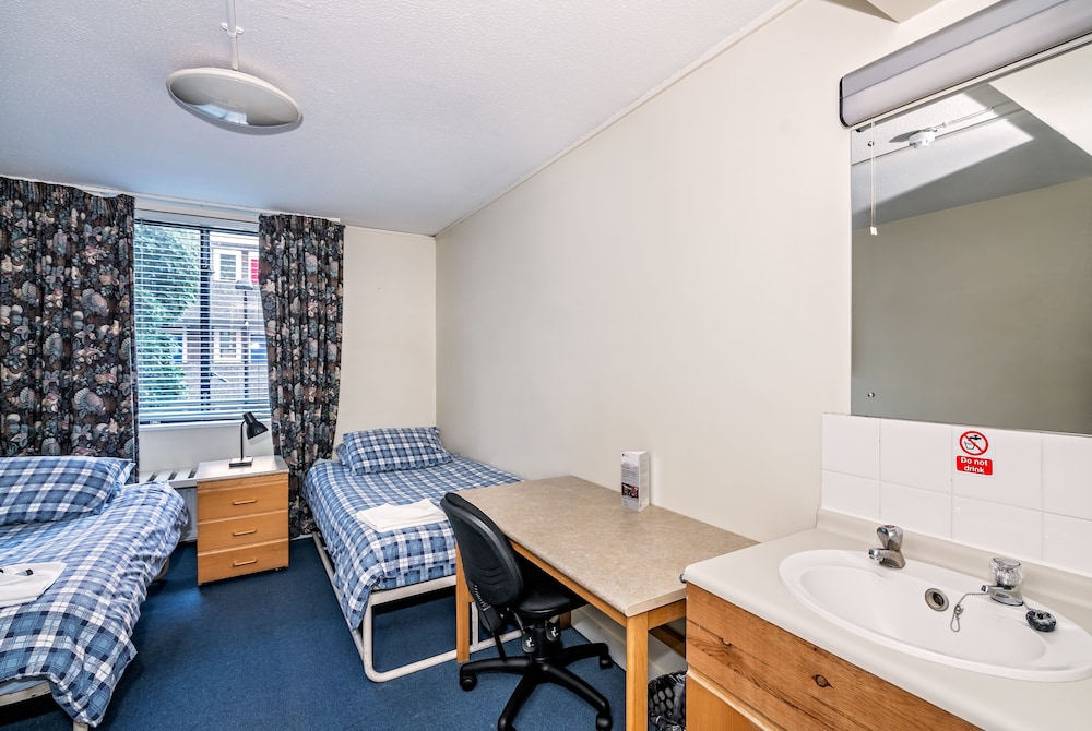 Basic Twin Room, 2 Twin Beds, Shared Bathroom photo 2