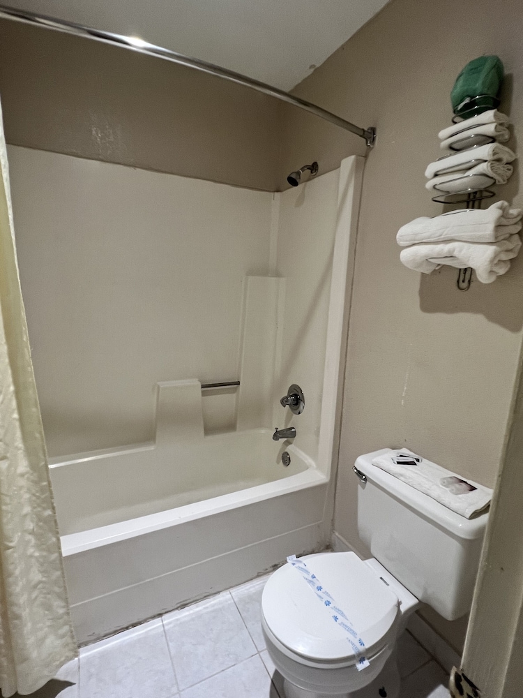 Room, 2 Queen Beds, Non Smoking - Photo 6