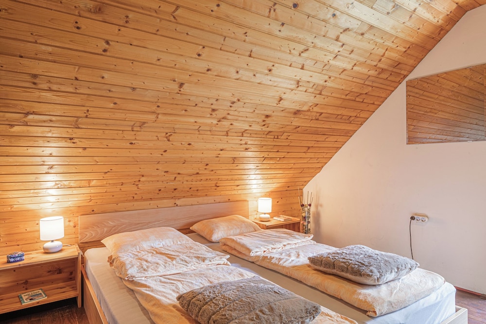 Family House, Multiple Bedrooms, Mountainside (Wellness Vineyard Cottage Boris)