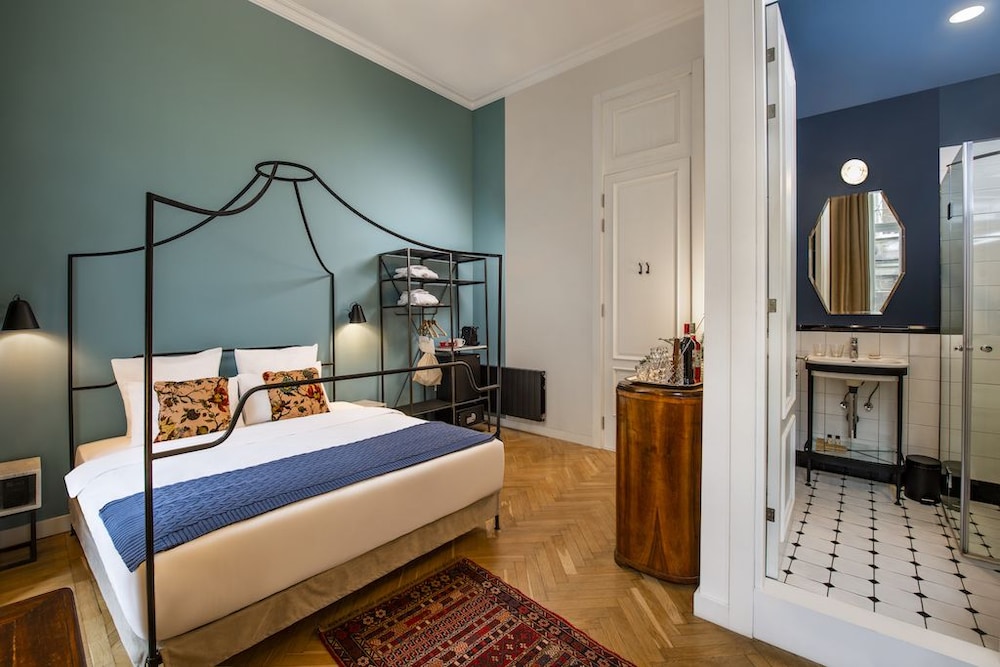 Signature Suite (With Balcony) photo 2