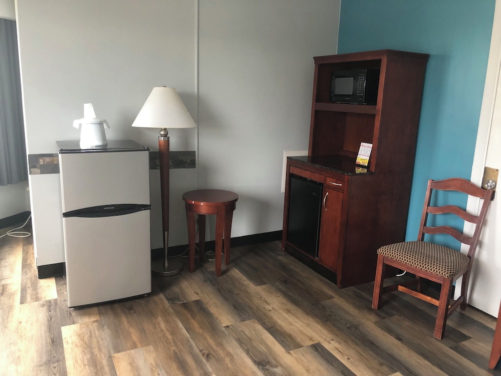 Economy Single Room, 1 Queen Bed, Non Smoking, City View photo 3