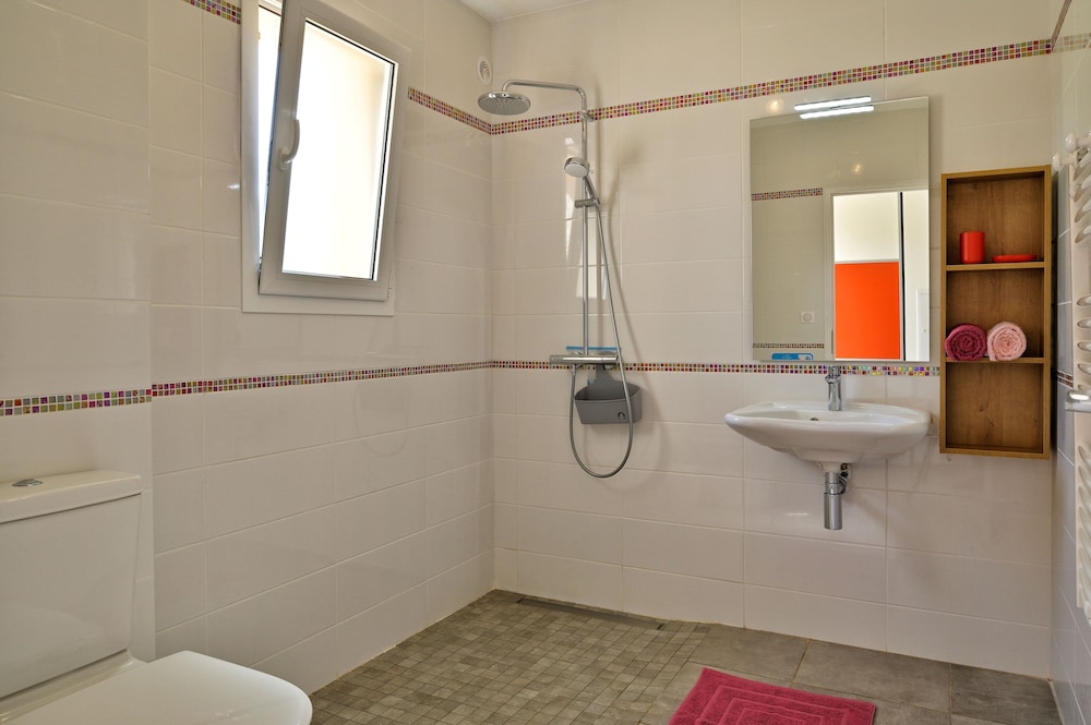 Studio, Ensuite photo 3