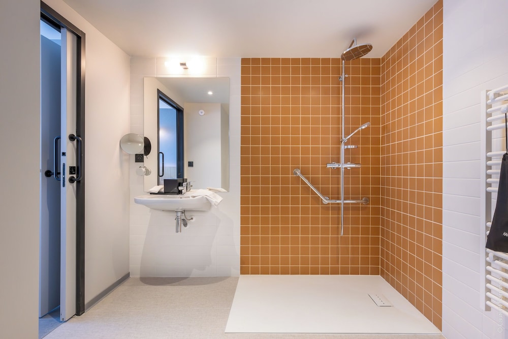 Standard Studio, 1 Queen Bed, Roll-in Shower, Kitchenette photo 3