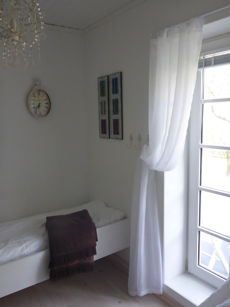 Single Room, Shared Bathroom, Corner photo 3