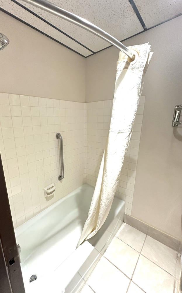 Standard Room, 1 Queen Bed, Non Smoking, Pets Allowed - Photo 18
