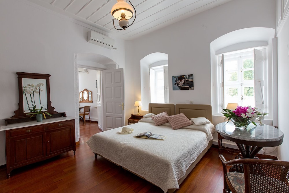 Traditional Standard Triple Room