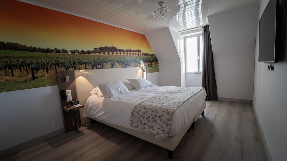 Family Suite, 1 Queen Bed, Bathtub, Valley View - Photo 4