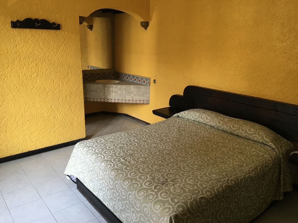 Standard Room, 1 Queen Bed
