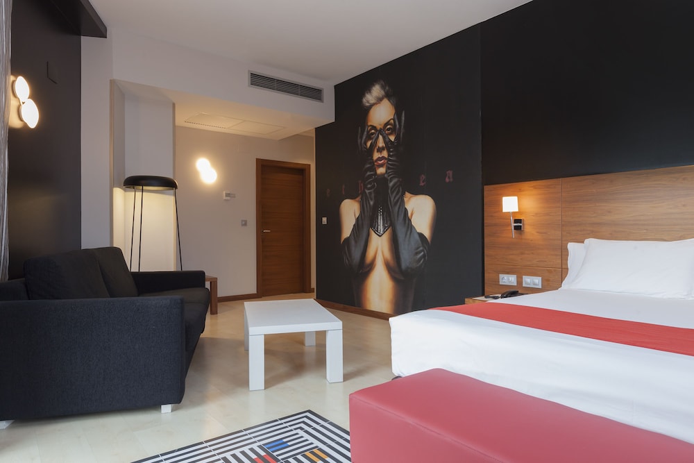 Junior Room, 1 King Bed, City View