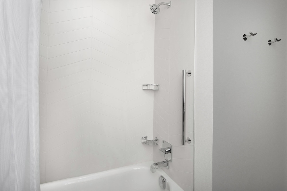 Room, 2 Queen Beds (Hearing Accessible) - Photo 4
