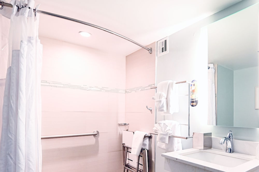 Standard Room, Multiple Beds, Roll-in Shower (Mobility Roll-In Shower) - Photo 4