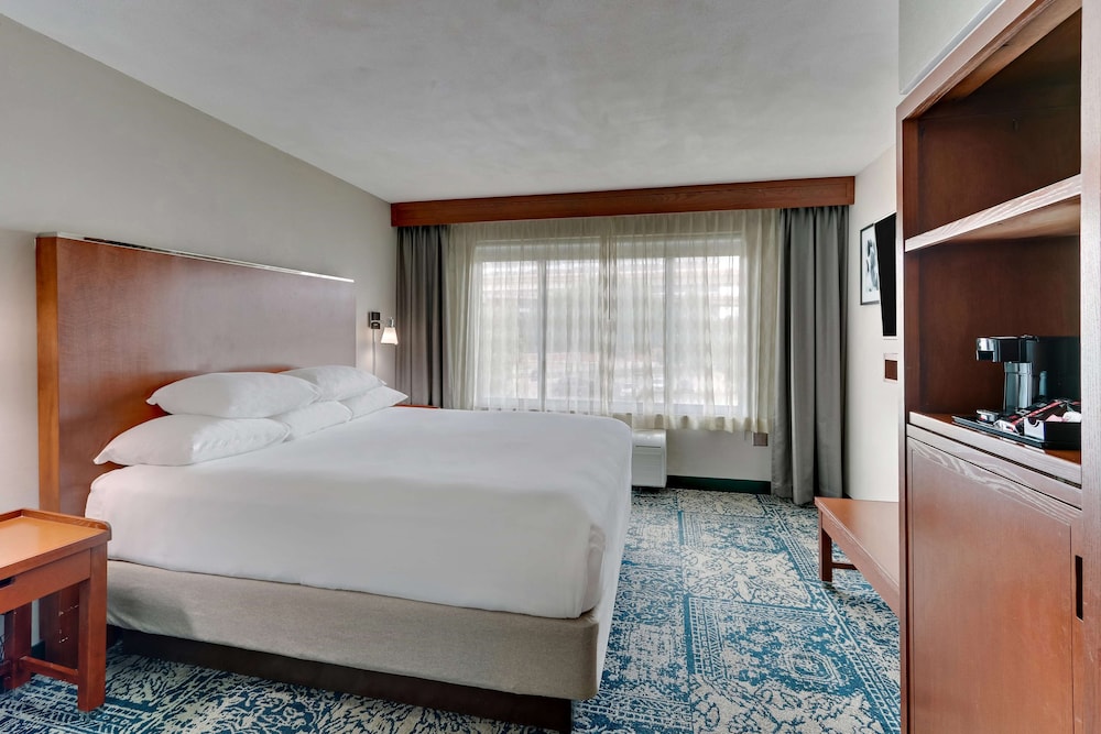 Suite, 1 King Bed With Sofa Bed, Refrigerator & Microwave (2 Rooms, Tub, Upper Floor) photo 2