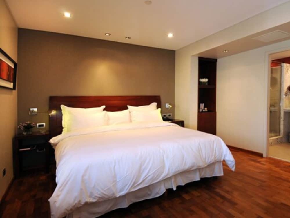 Executive Room, 1 King Bed (Ejecutiva Matrimonial) thumbnail 6