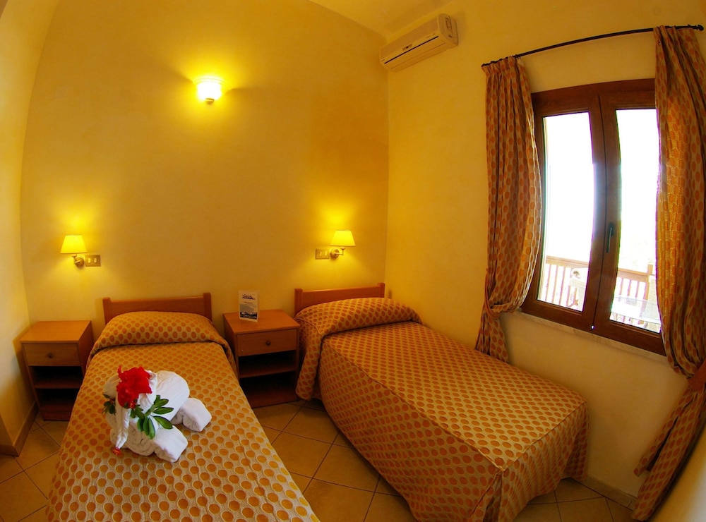 Standard Room, Pool View (Family)
