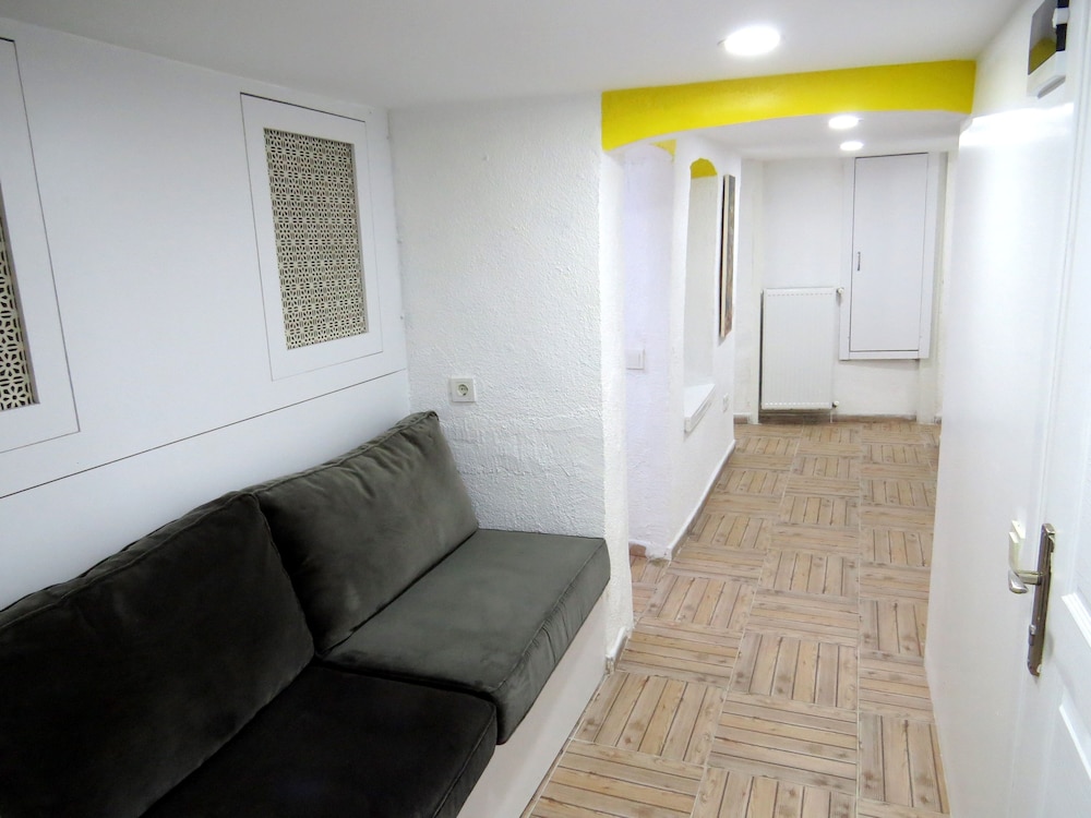 Economy Apartment (Basement) photo 3