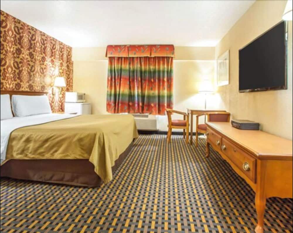 Room, 1 King Bed, Accessible, Non Smoking (Mobility) - Photo 4