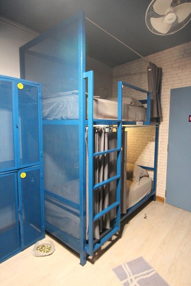 8 Bed Mixed Dorm Shared Bathroom photo 2