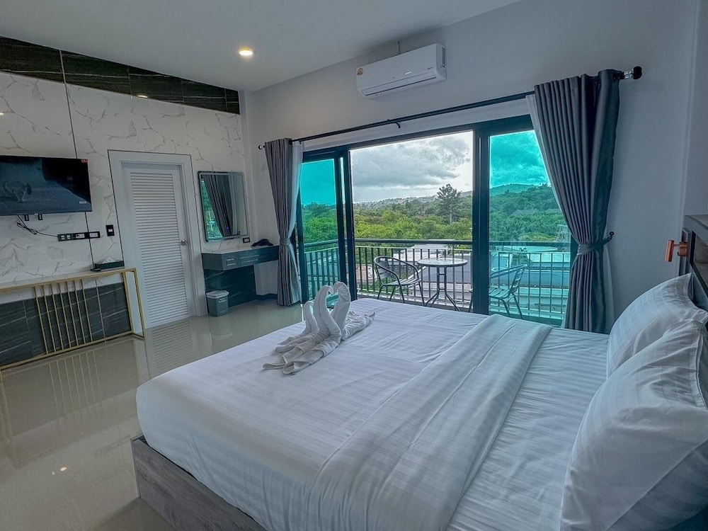 Deluxe Room with Balcony Mountain View