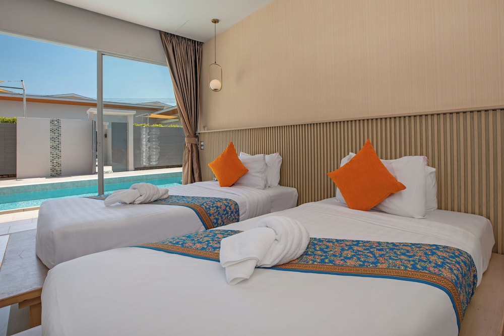 Deluxe twin room with pool access