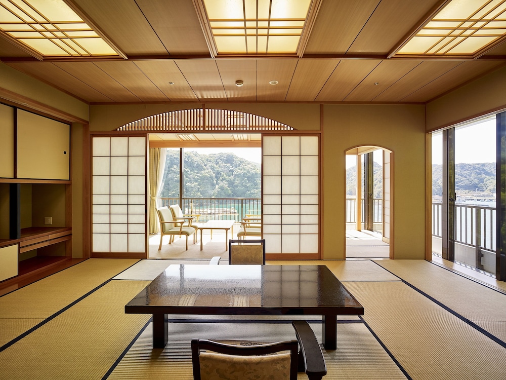 Japanese Style Room for 6 Guests, Corner, Ocean View photo 3