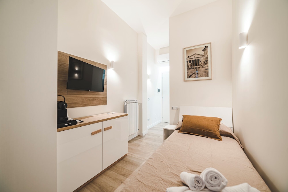 Economy Room, Balcony
