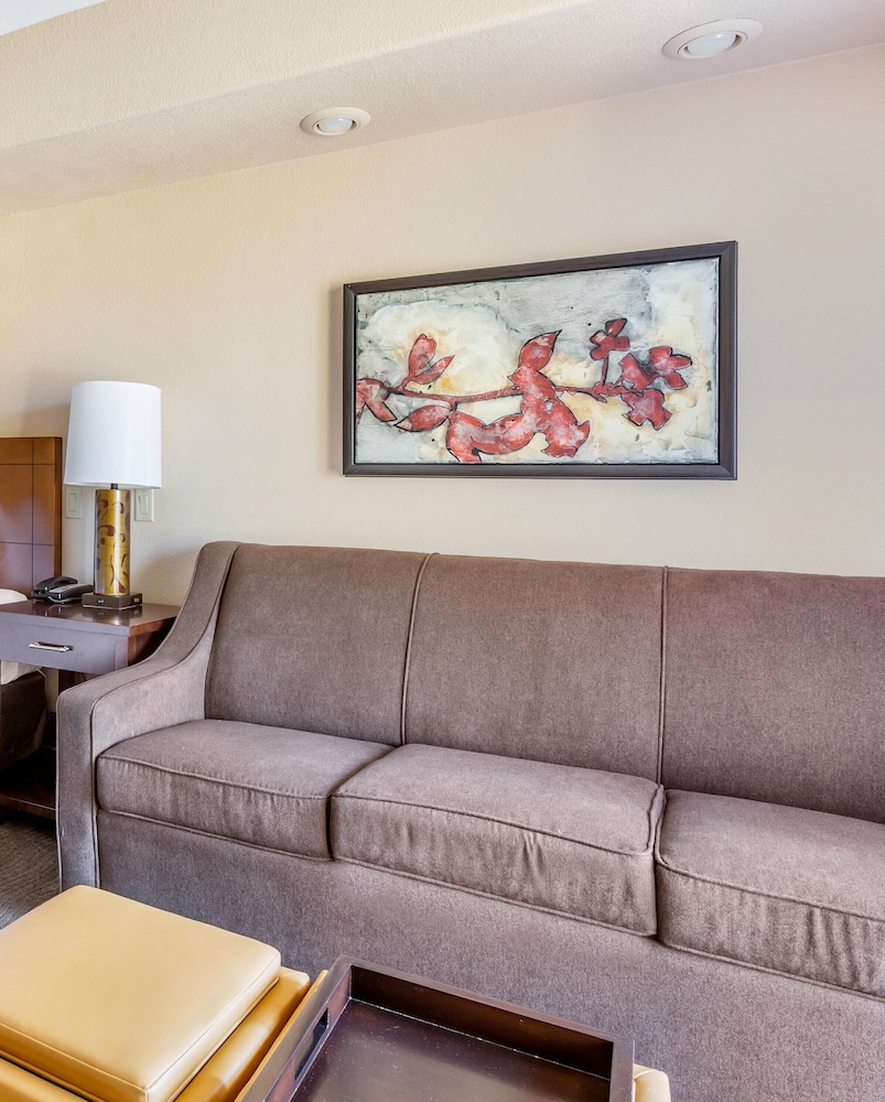 Studio 1 Queen w/balcony and/or patio and sofa bed - Photo 2