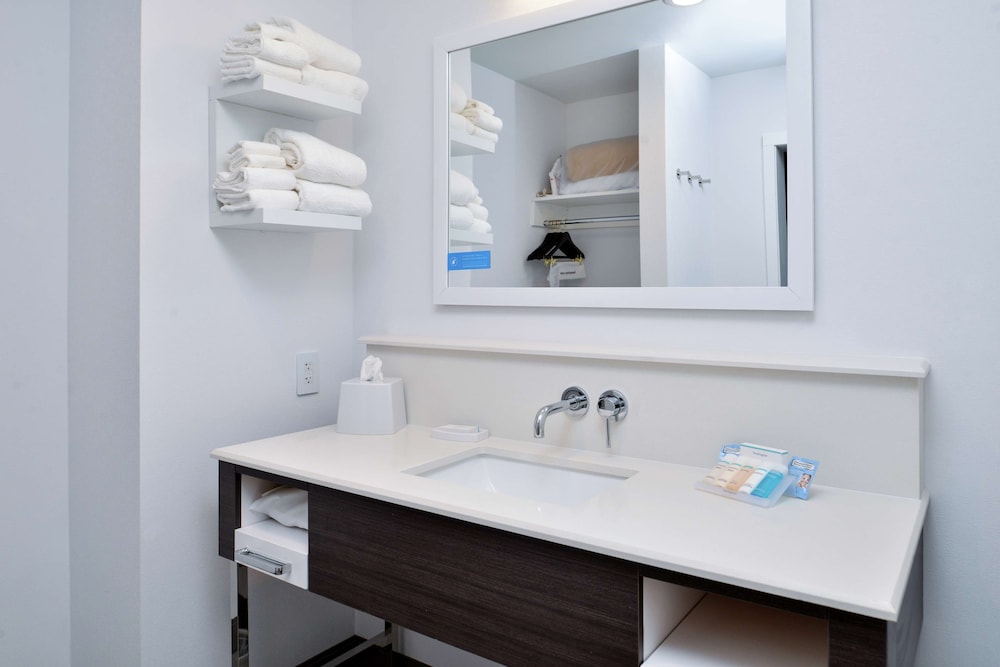 Suite, 1 King Bed, Accessible (Mobility & Hearing, Roll-in Shower) - Photo 4