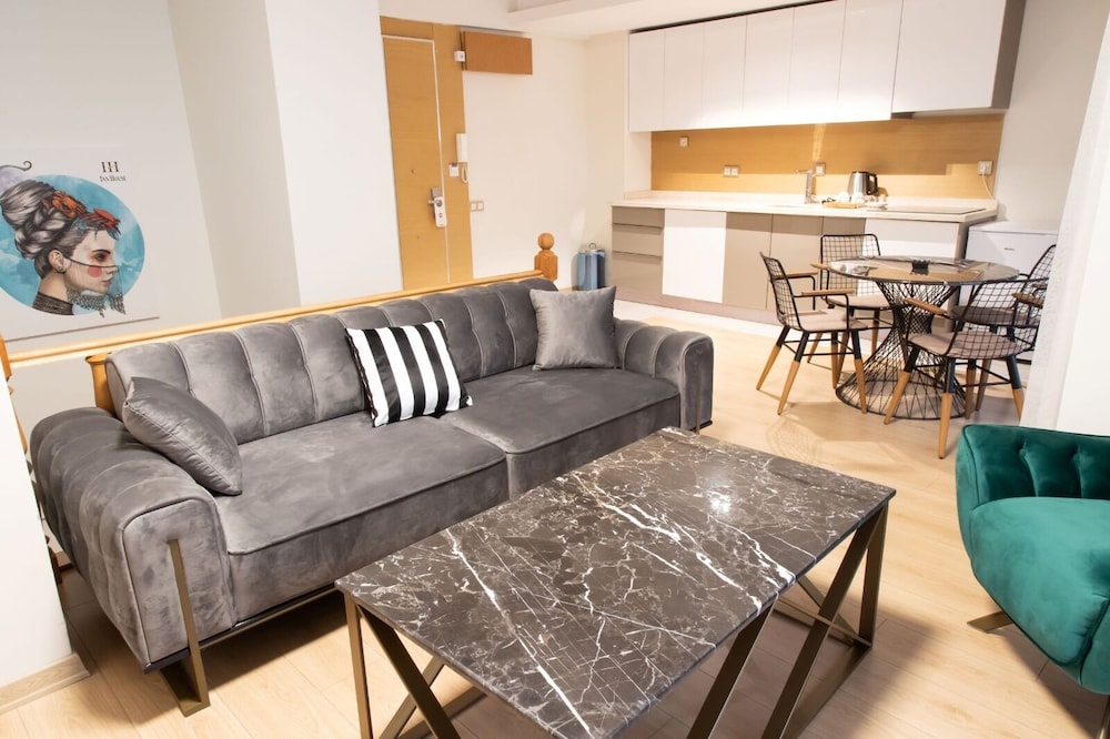 Deluxe Duplex, 2 Bedrooms - Photo 10