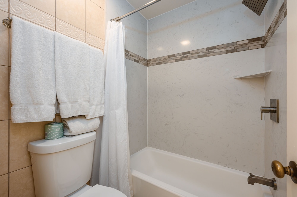 Standard Quadruple Room, Ensuite (Standard Two Queen Room ) photo 3