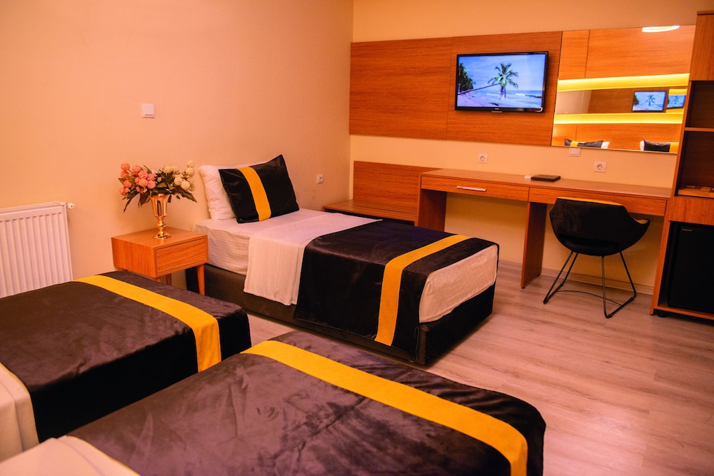 Economy Triple Room photo 2